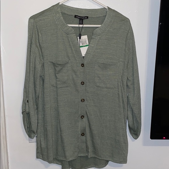 Cable & Gauge Tops - NWT Beautiful Light Green Button Down Blouse